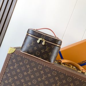 M44495 Old Flower M28341/M13747 White Color M12650 Rose Red M12654 Yellow M12647 Blue The Nice Mini Cosmetic Case features a compact silhouette crafted from soft Monogram canvas, with a leather handle that folds flat to maximize space. It comfortably holds toiletries while fitting neatly into a travel bag or suitcase.The top flap opens with dual zippers featuring LV monogrammed metal pulls, revealing the interior compartment. Dimensions: 13.5 x 12 x 20 cm (H x W x L) Monogram-coated canvas Cowhide leather trim Machine-washable fabric lining Metal hardware Dual zipper closure LV monogrammed zipper pulls Interior pocket Handle: Single handle